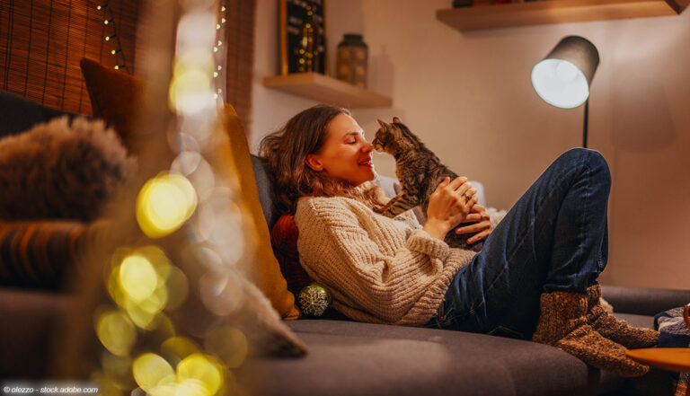 Frau auf Couch mit Katze