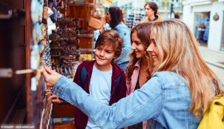 Mutter mit Kindern an Souvenir-Stand
