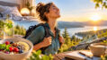 Frau mit Rucksack in der Natur, umgeben von Symbolen f&uuml;r einen energiegeladenen Alltag wie gesunde Ern&auml;hrung, Wasser, Bewegung und erholsamen Schlaf.